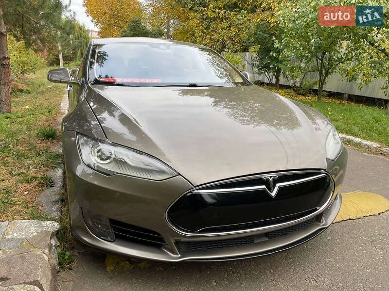 Ліфтбек Tesla Model S 2015 в Києві