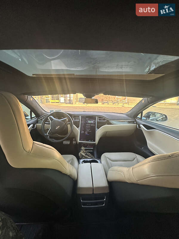 Лифтбек Tesla Model S 2015 в Черновцах