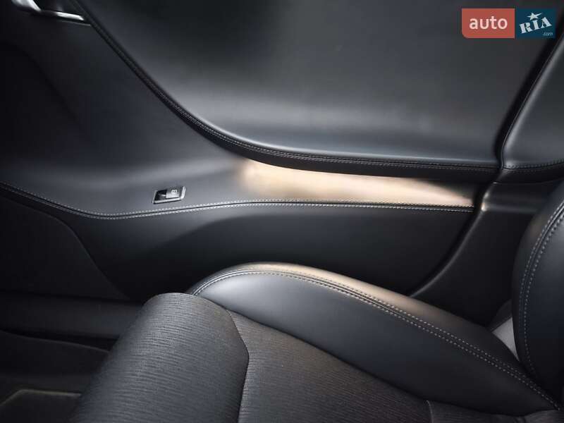 Лифтбек Tesla Model S 2017 в Киеве