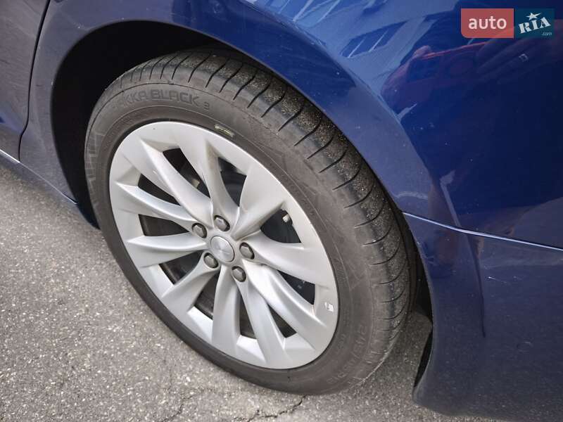 Лифтбек Tesla Model S 2017 в Киеве