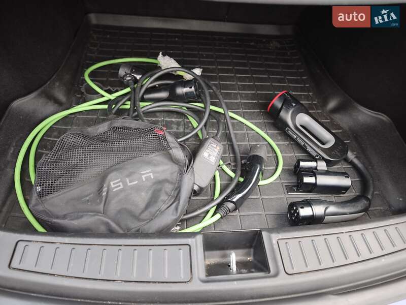 Лифтбек Tesla Model S 2017 в Киеве