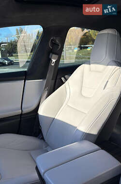 Ліфтбек Tesla Model S 2015 в  фото 10 Ліфтбек Tesla Model S 2015 в