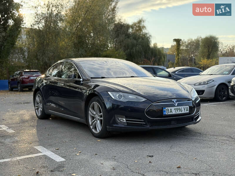 Лифтбек Tesla Model S 2014 в Киеве