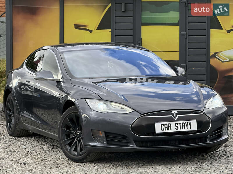 Ліфтбек Tesla Model S 2015 в Стрию