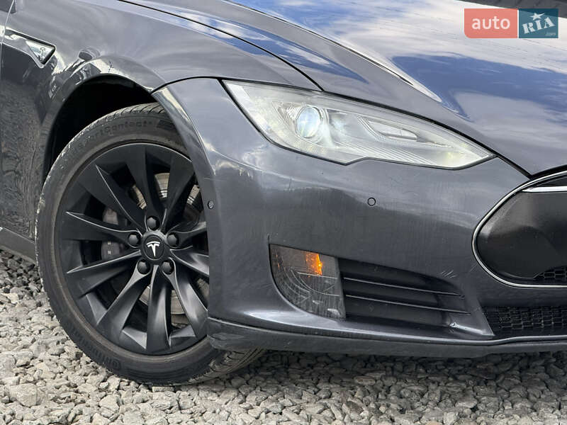 Ліфтбек Tesla Model S 2015 в Стрию