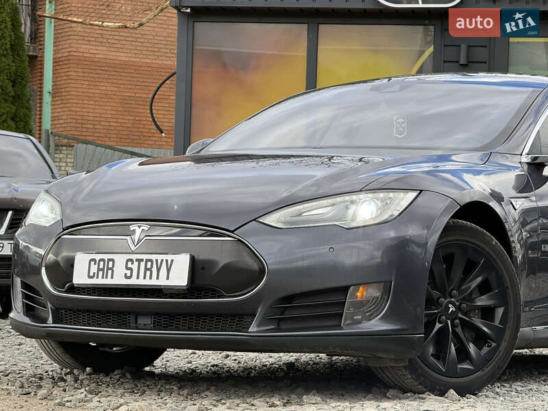 Ліфтбек Tesla Model S 2015 в Стрию
