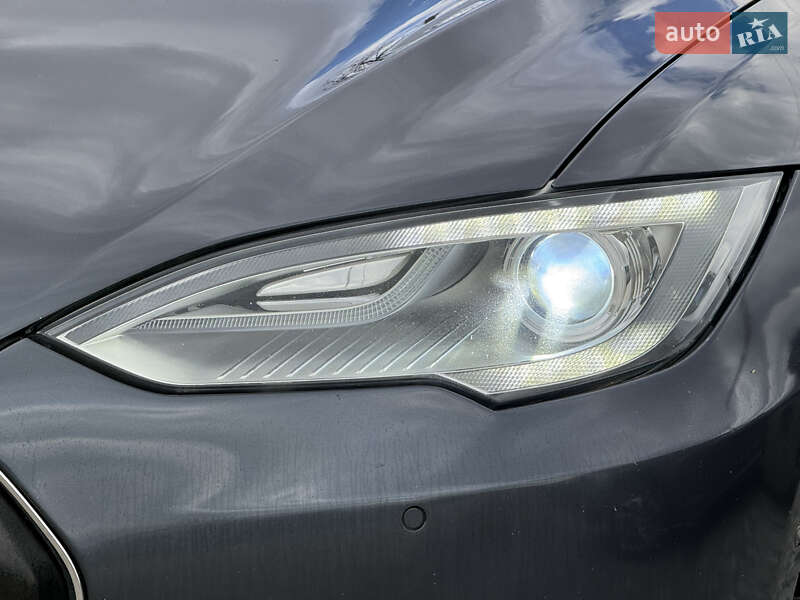 Ліфтбек Tesla Model S 2015 в Стрию