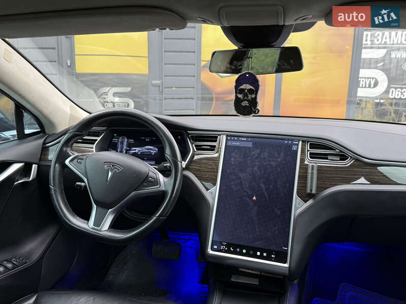 Ліфтбек Tesla Model S 2015 в Стрию
