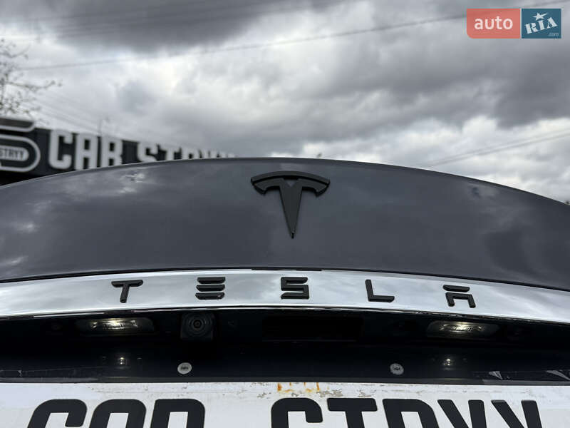 Ліфтбек Tesla Model S 2015 в Стрию