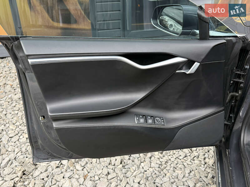 Ліфтбек Tesla Model S 2015 в Стрию