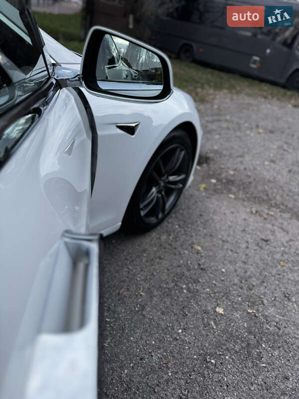 Лифтбек Tesla Model S 2017 в Киеве