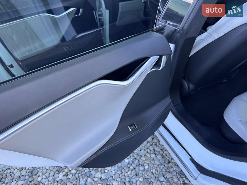 Ліфтбек Tesla Model S 2016 в Івано-Франківську