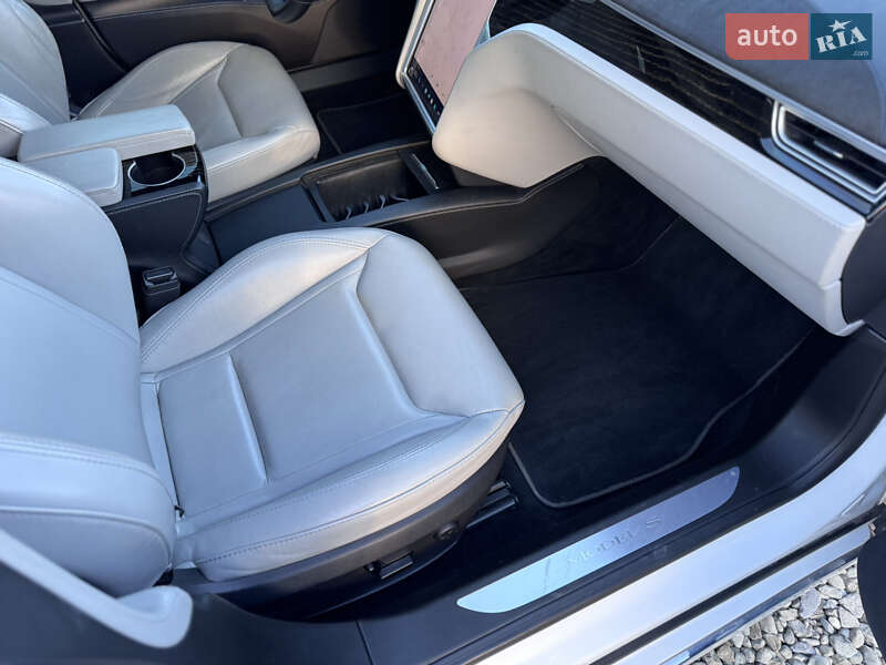 Ліфтбек Tesla Model S 2016 в Івано-Франківську
