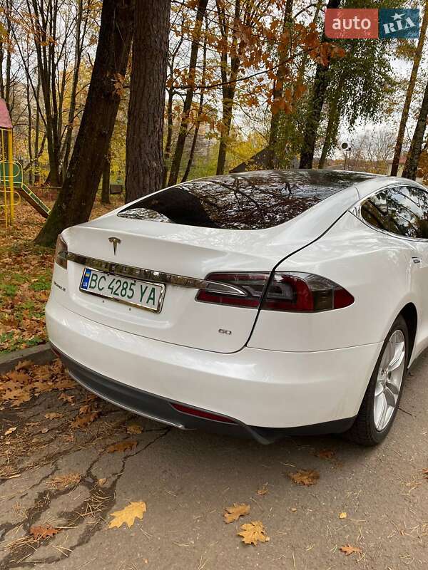 Лифтбек Tesla Model S 2013 в Львове