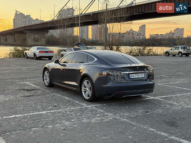 Ліфтбек Tesla Model S 2015 в Києві