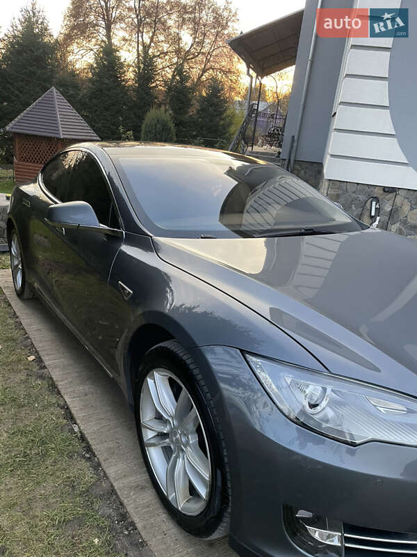 Ліфтбек Tesla Model S 2014 в Чернівцях