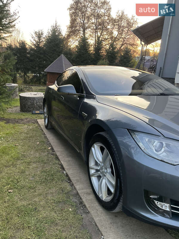 Ліфтбек Tesla Model S 2014 в Чернівцях
