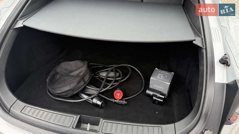 Ліфтбек Tesla Model S 2017 в Тернополі