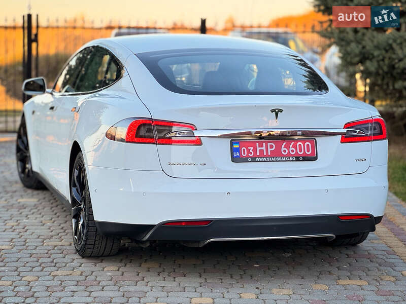 Лифтбек Tesla Model S 2015 в Дрогобыче