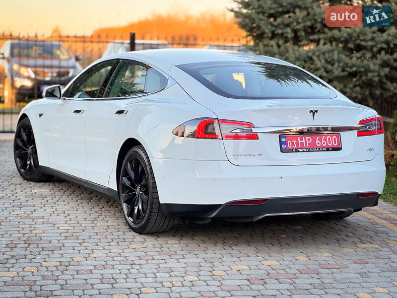 Лифтбек Tesla Model S 2015 в Дрогобыче