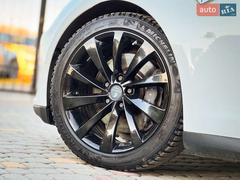 Лифтбек Tesla Model S 2015 в Дрогобыче