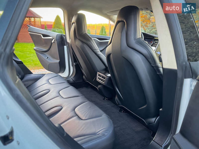 Лифтбек Tesla Model S 2015 в Дрогобыче