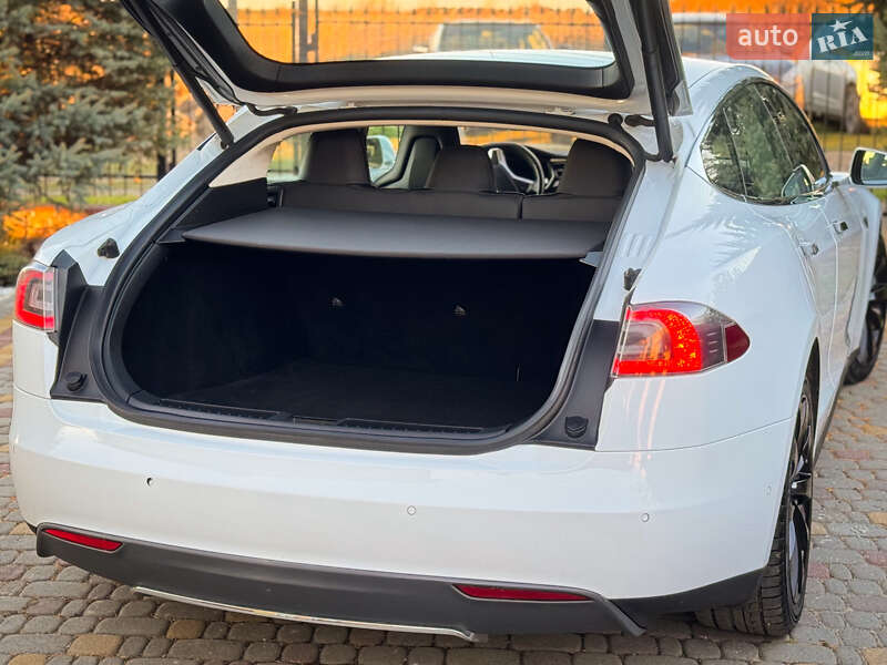 Лифтбек Tesla Model S 2015 в Дрогобыче