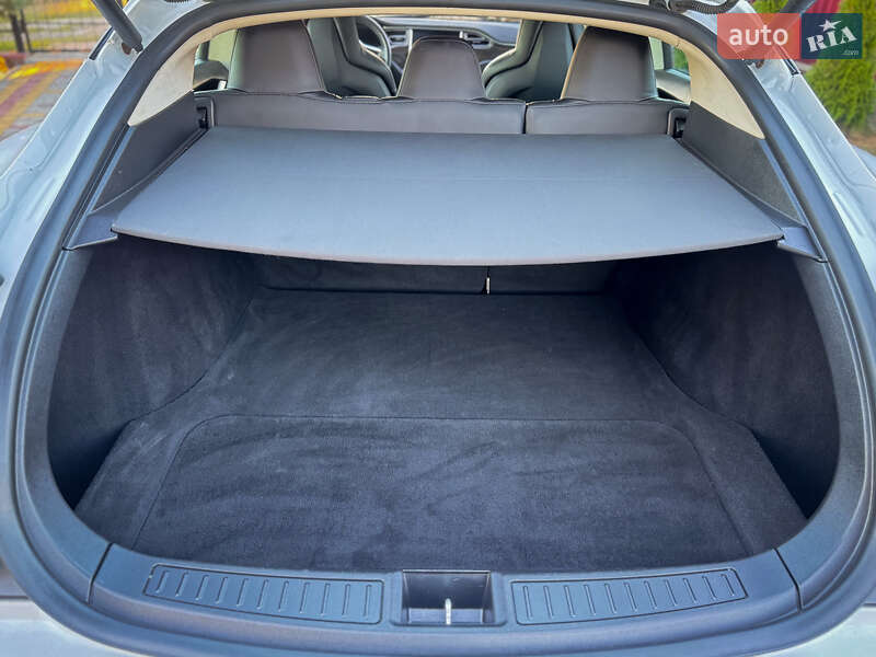 Лифтбек Tesla Model S 2015 в Дрогобыче
