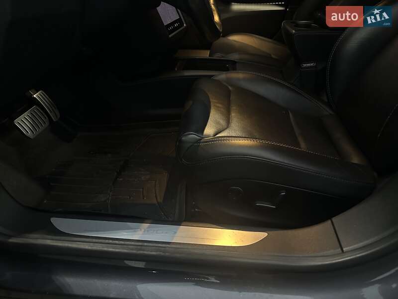 Лифтбек Tesla Model S 2018 в Киеве