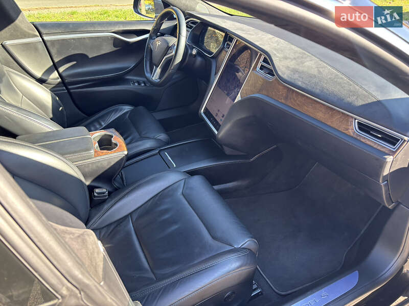 Лифтбек Tesla Model S 2017 в Черновцах