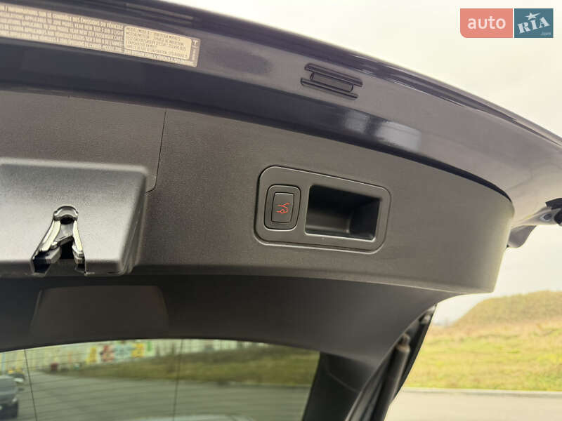 Лифтбек Tesla Model S 2018 в Виннице