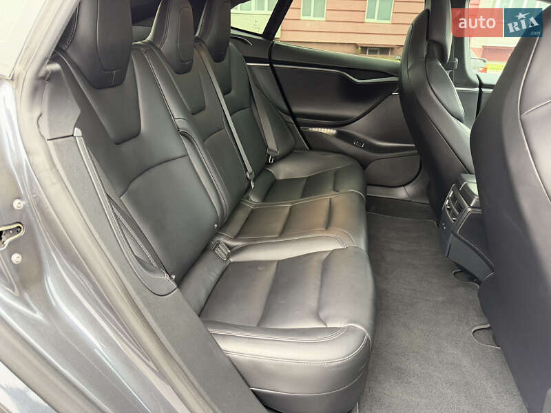 Лифтбек Tesla Model S 2018 в Виннице