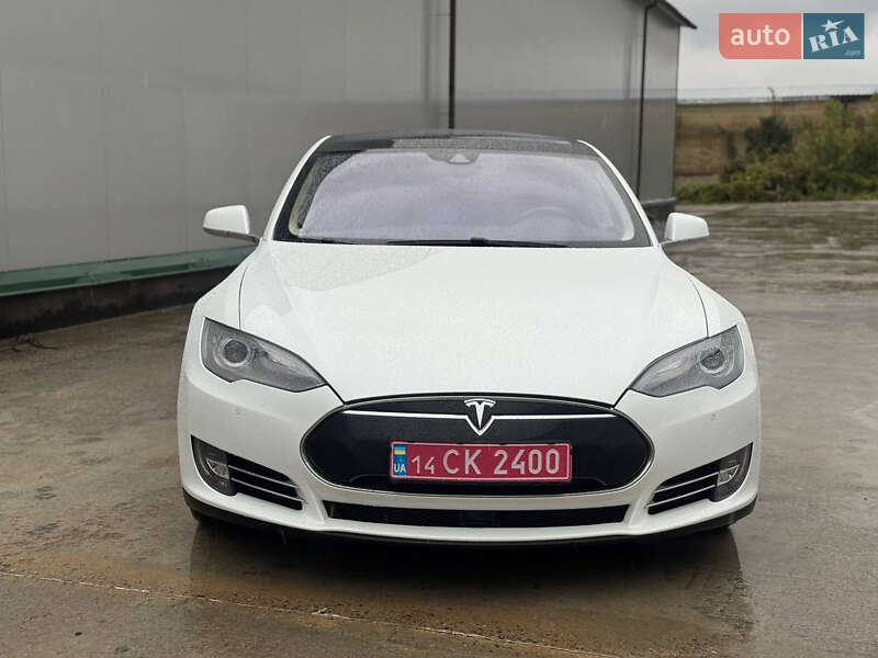 Лифтбек Tesla Model S 2015 в Виннице