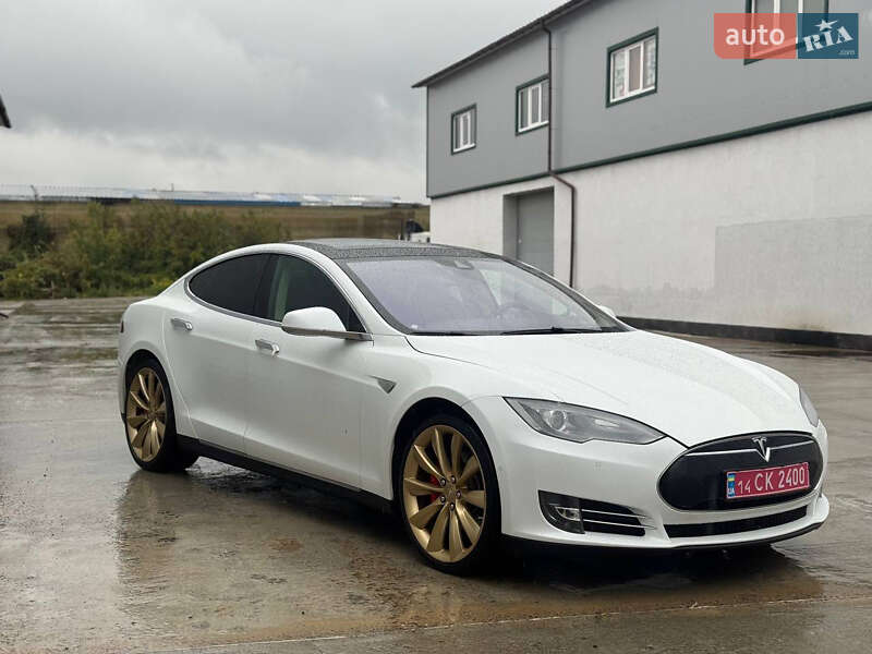 Лифтбек Tesla Model S 2015 в Виннице