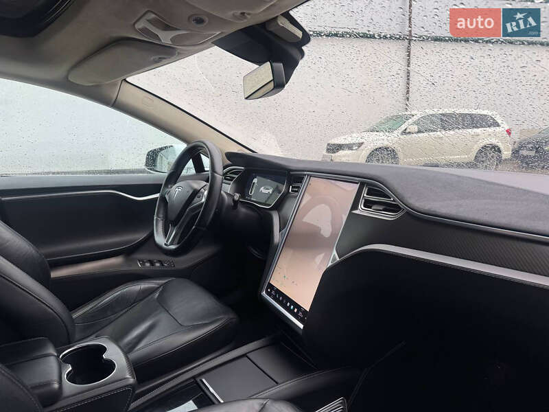 Лифтбек Tesla Model S 2015 в Виннице