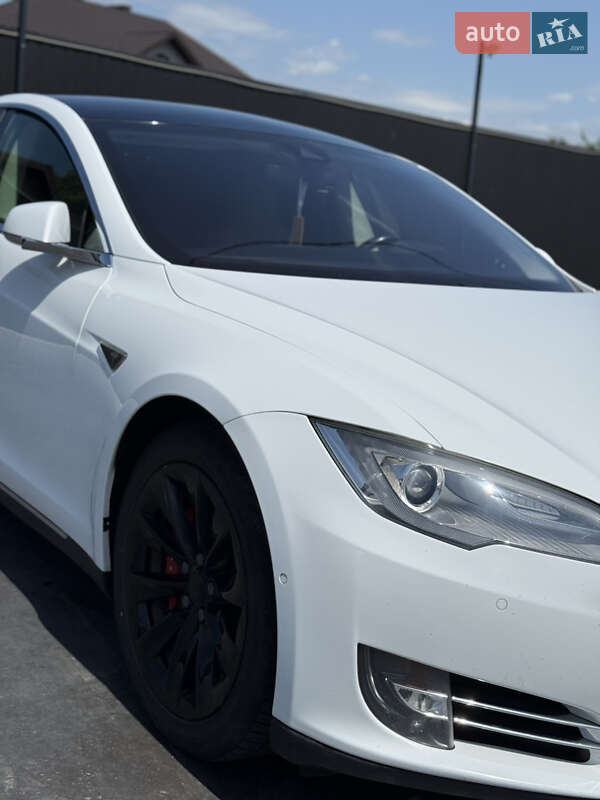 Ліфтбек Tesla Model S 2015 в Чернівцях