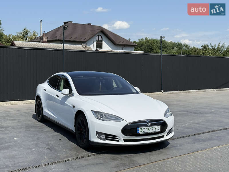Ліфтбек Tesla Model S 2015 в Чернівцях