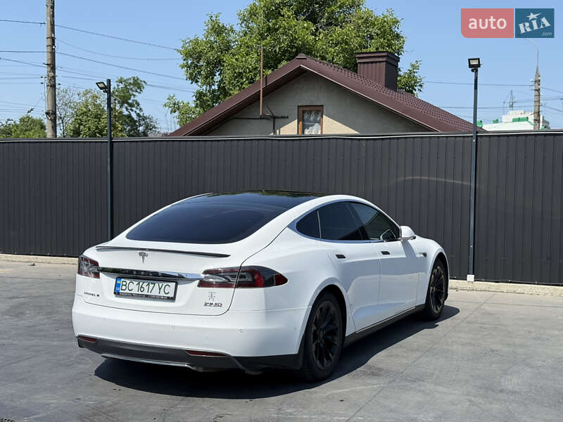 Ліфтбек Tesla Model S 2015 в Чернівцях