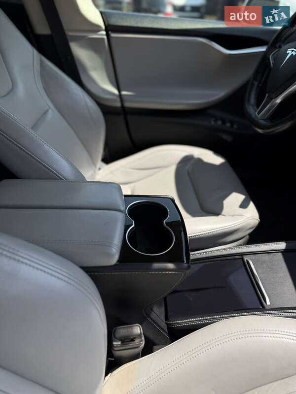 Ліфтбек Tesla Model S 2015 в Чернівцях