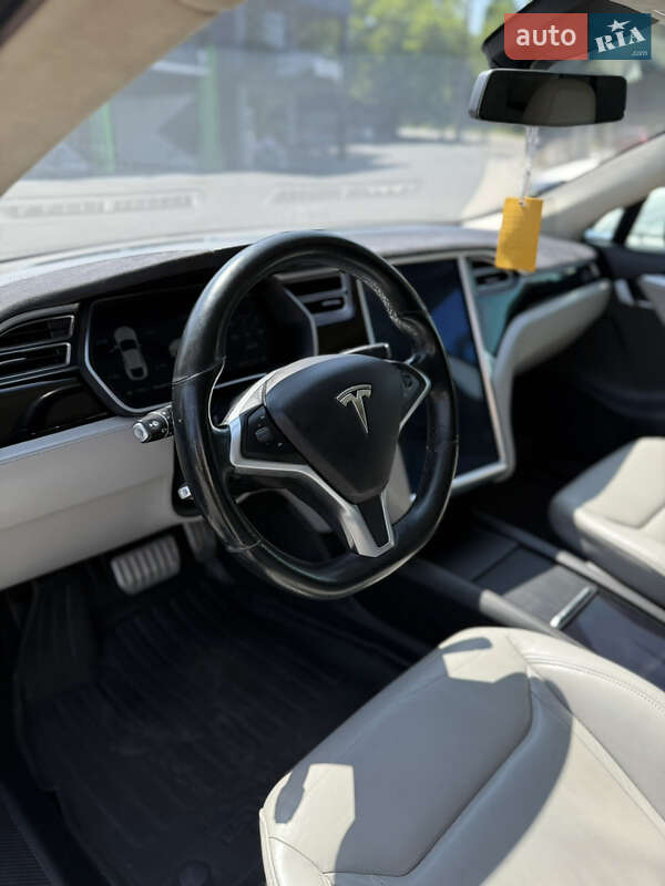 Ліфтбек Tesla Model S 2015 в Чернівцях