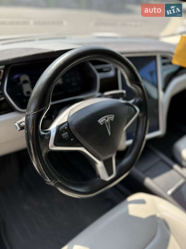 Ліфтбек Tesla Model S 2015 в Чернівцях