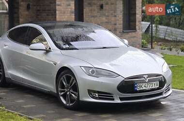Лифтбек Tesla Model S 2015 в Ровно