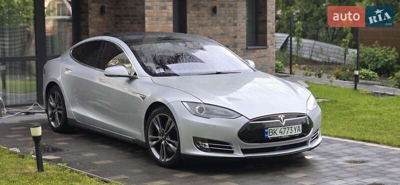 Ліфтбек Tesla Model S 2015 в Рівному