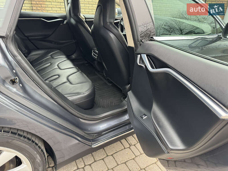 Ліфтбек Tesla Model S 2015 в Чернівцях