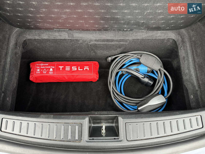 Ліфтбек Tesla Model S 2015 в Чернівцях