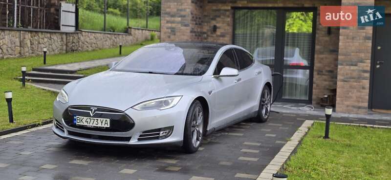 Ліфтбек Tesla Model S 2015 в Рівному