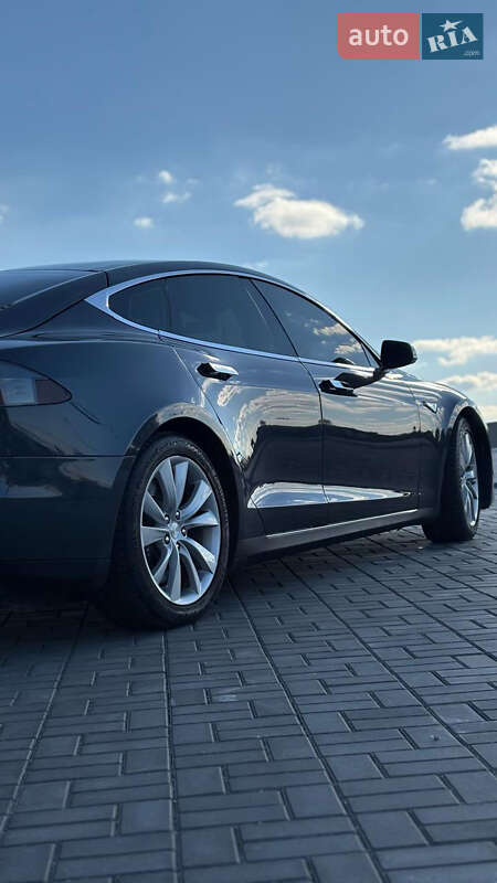 Лифтбек Tesla Model S 2015 в Днепре