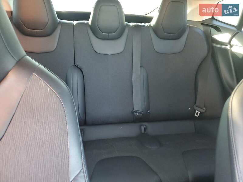 Ліфтбек Tesla Model S 2016 в Києві