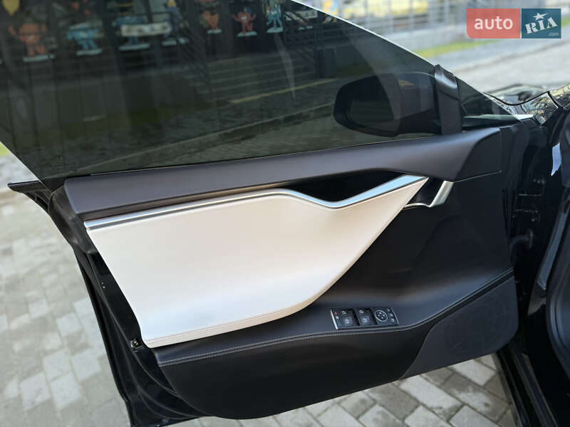 Ліфтбек Tesla Model S 2017 в Львові