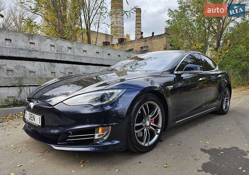 Tesla Model S 2015